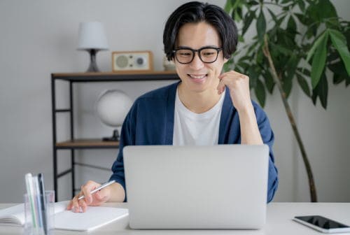 通信講座を受けている男性